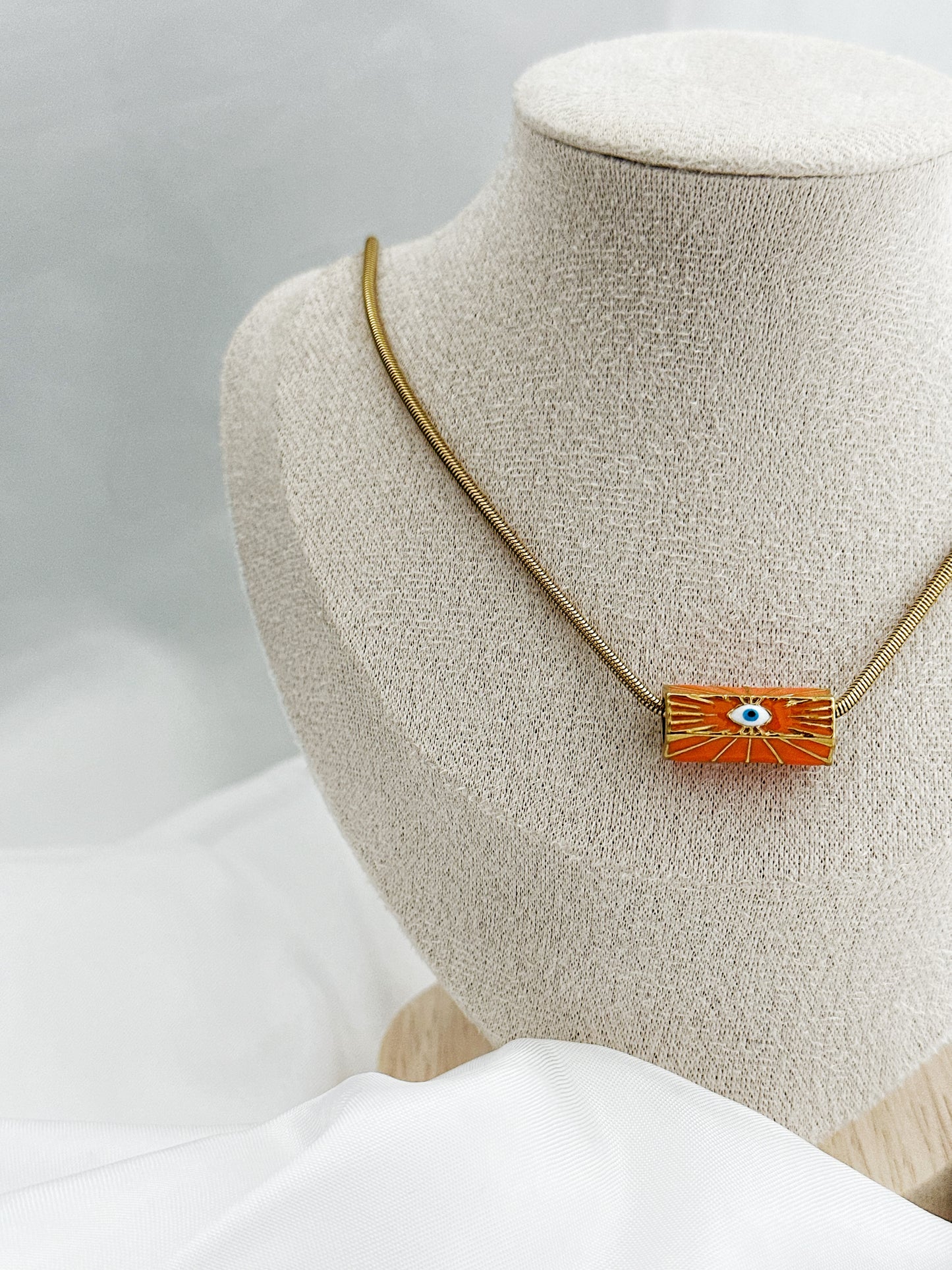 Golden Eye – Edelstahl-Schlangenkette mit orangefarbenem Eye-Catcher-Anhänger