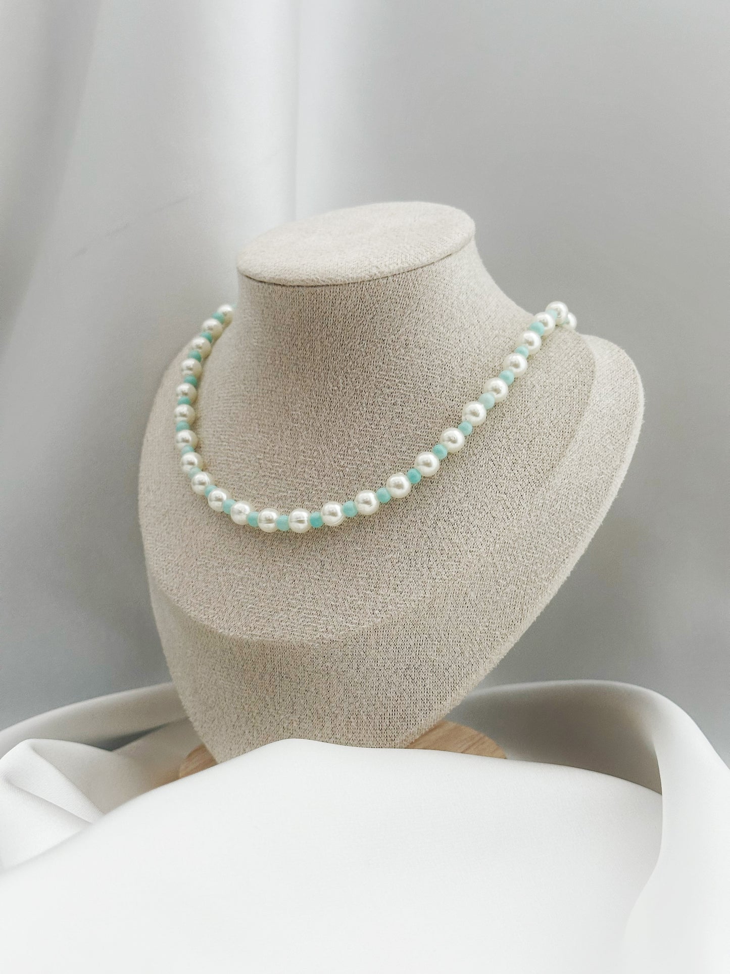 Ocean Pearl Kette – Weiße Perlenkette mit hellblauen Glasperlen | Elegante Halskette Damen