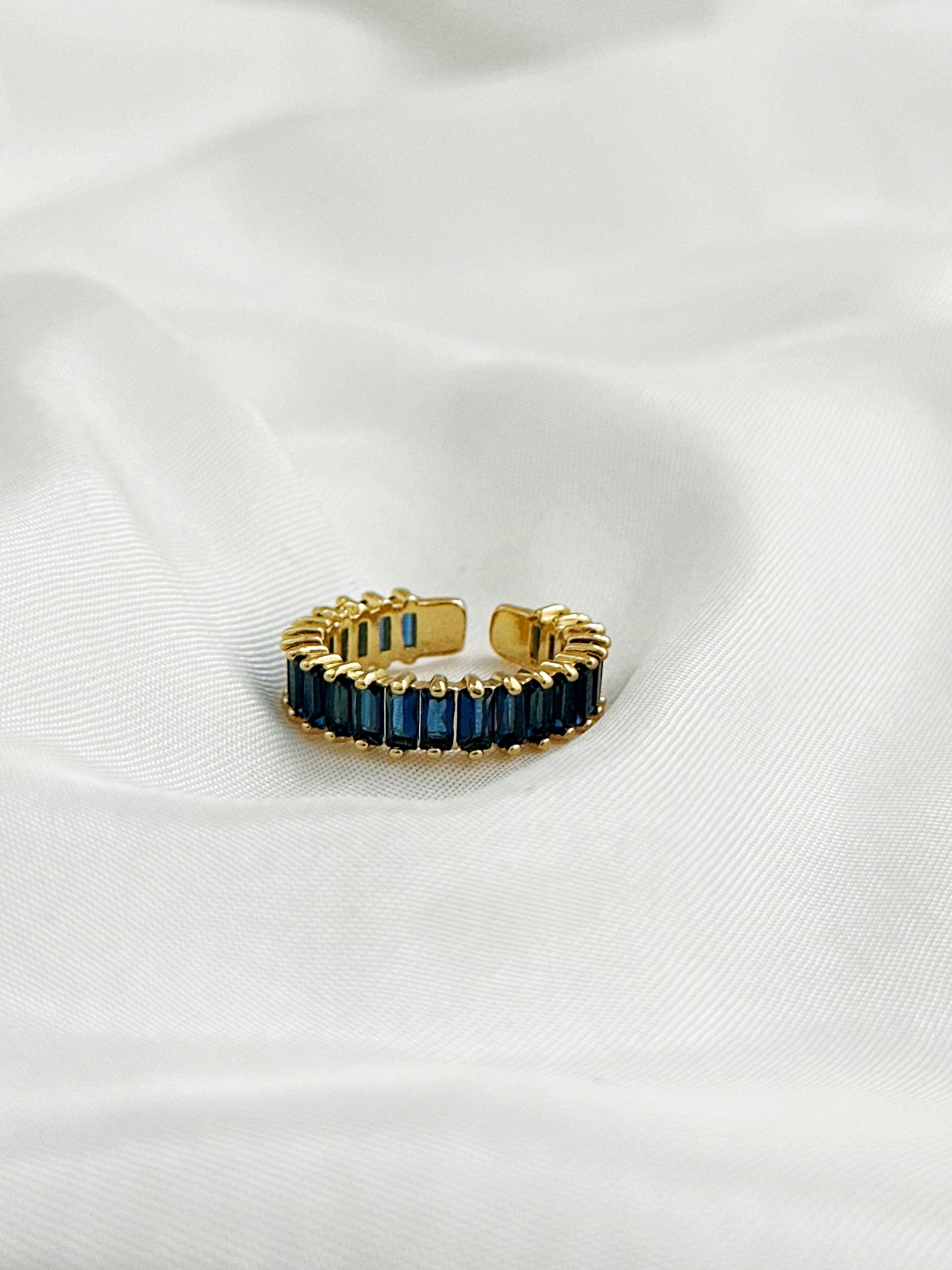 Verstellbarer Ring aus goldfarbenem Edelstahl mit funkelnden blauen Kristallen