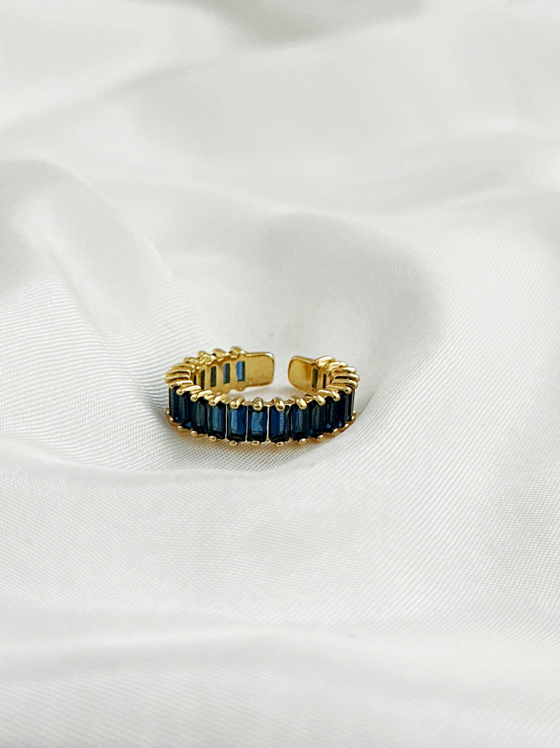 Verstellbarer Ring aus goldfarbenem Edelstahl mit funkelnden blauen Kristallen