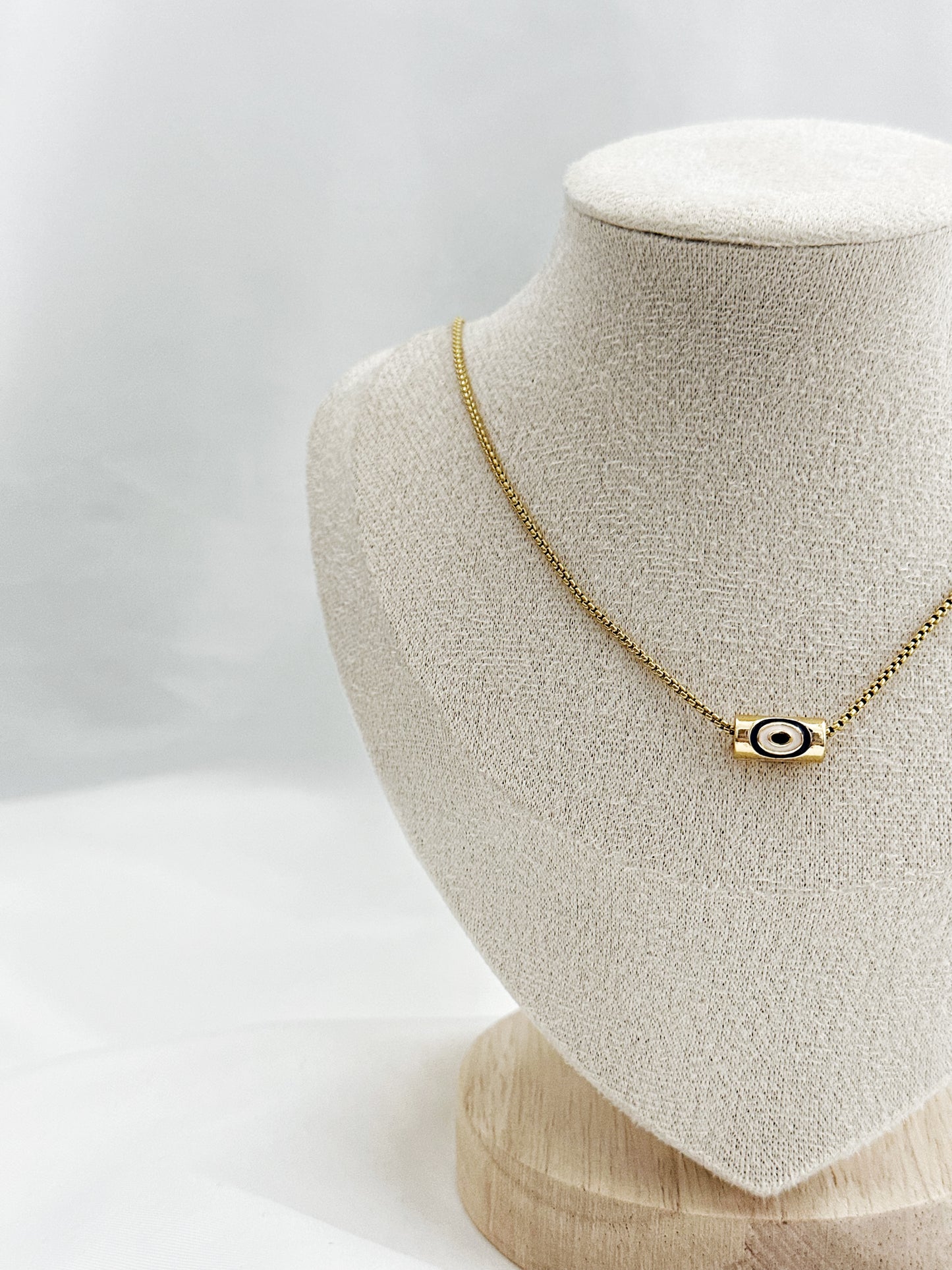 Goldene Edelstahlkette mit waagerechtem Zylinderanhänger und Nazar Auge – 45 cm, modern und symbolisch