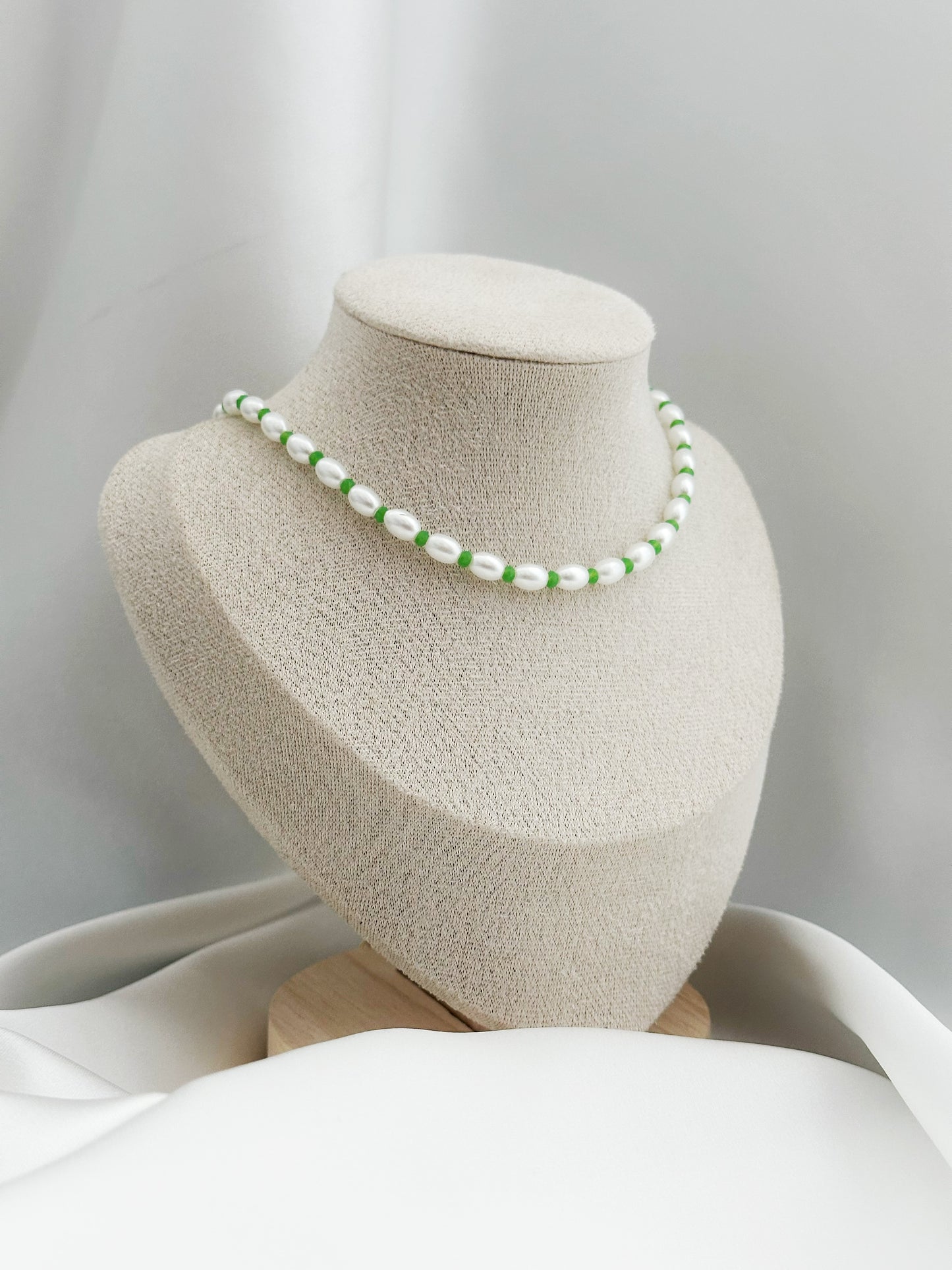 Garden Pearl Kette – Weiße Perlenkette mit grünen Akzenten | Eleganter Perlenschmuck