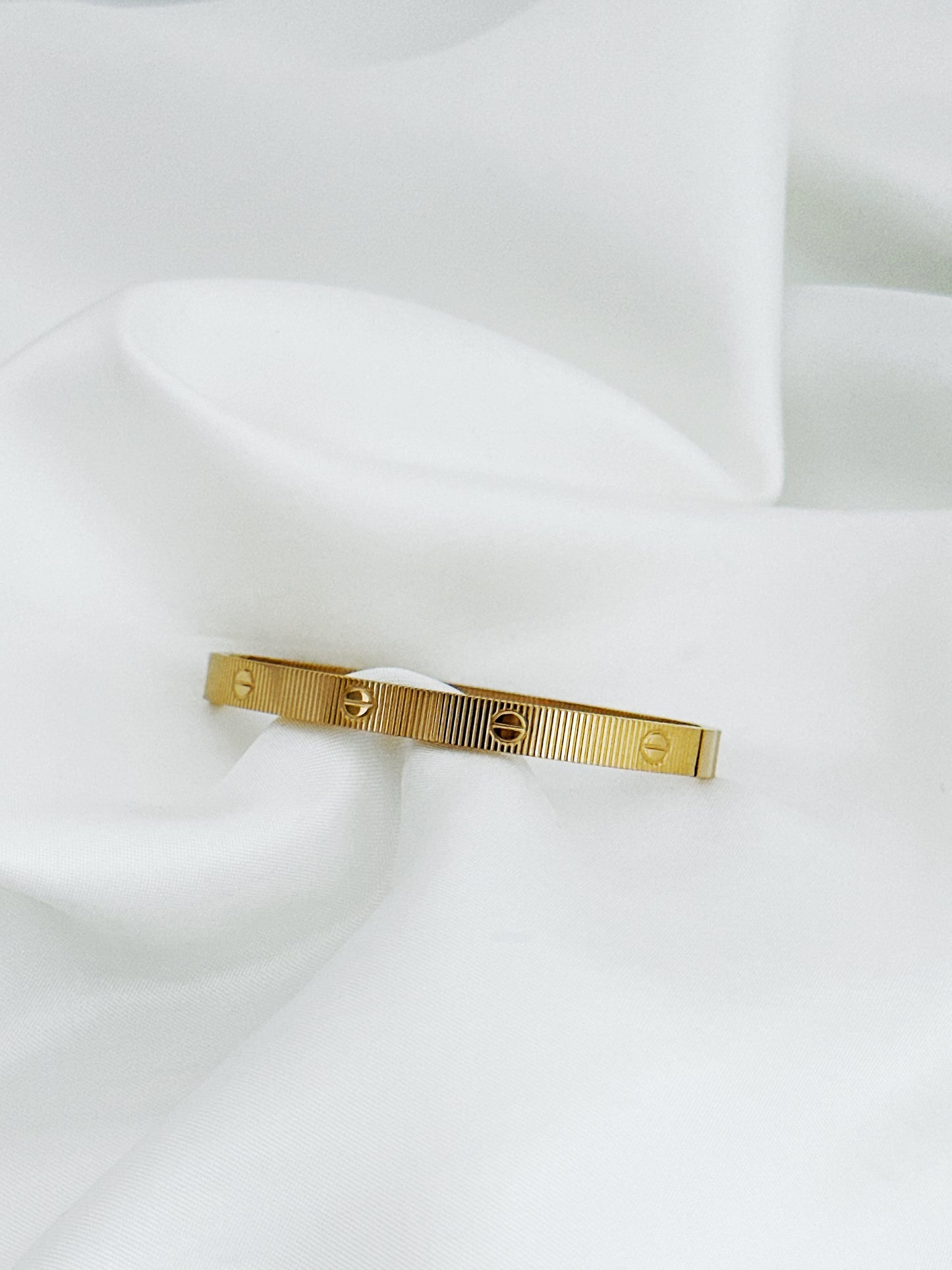 Cleo Bangle – Edelstahl Armreifen Mit Gravur – Handmade Jewelleery