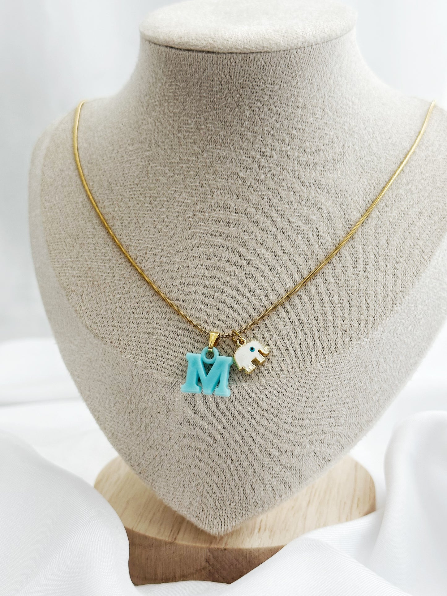 Goldene Edelstahlkette mit personalisiertem Buchstaben in Pastellfarben und optionalem Anhänger: Evil Eye oder Elefant – 50 cm lang