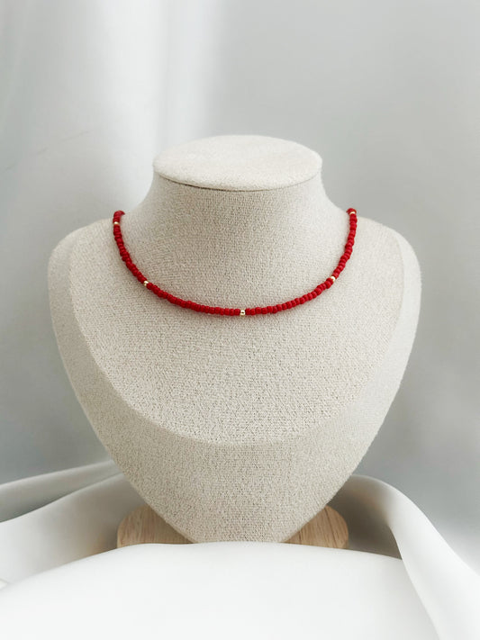 Rote Perlenkette mit Goldperlen, Elegante Halskette Damen rot gold, Minimalistischer Perlenschmuck