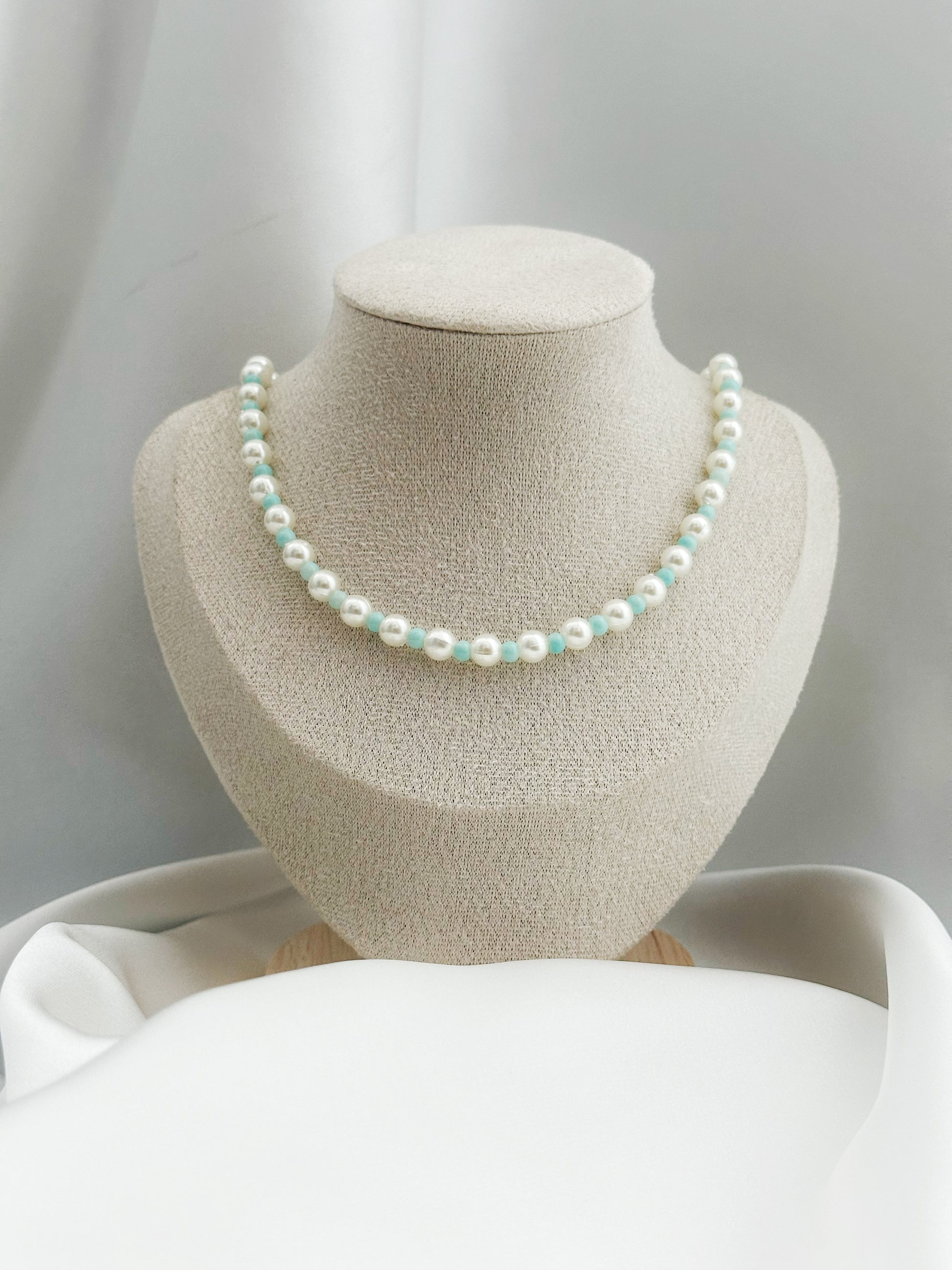 Weiße Perlenkette mit hellblauen Glasperlen, Elegante Pearl Necklace Damen, Blaue Akzentperlen Halskette, Sommerlicher Perlenschmuck
