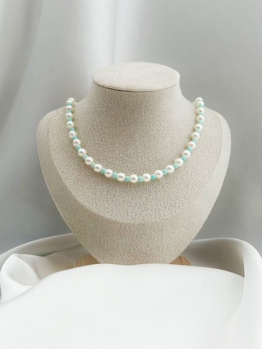 Weiße Perlenkette mit hellblauen Glasperlen, Elegante Pearl Necklace Damen, Blaue Akzentperlen Halskette, Sommerlicher Perlenschmuck