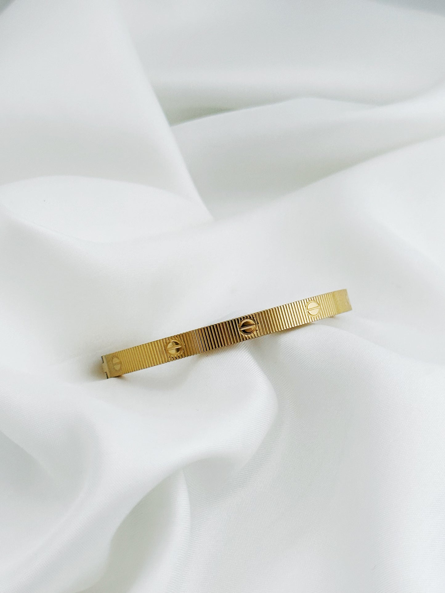 Cleo Bangle – Edelstahl Armreifen Mit Gravur – Handmade Jewelleery