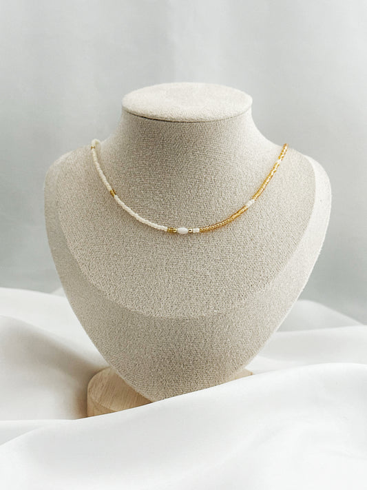 Zweifarbige Perlenkette in Weiß und Gold mit ovaler Perlmuttperle in der Mitte – 40 + 5 cm lang, filigraner Look