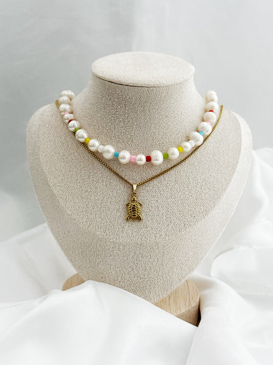 Zweier-Kettenset bestehend aus einer bunten Süßwasserperlenkette und einer goldenen Edelstahlkette mit Schildkrötenanhänger
