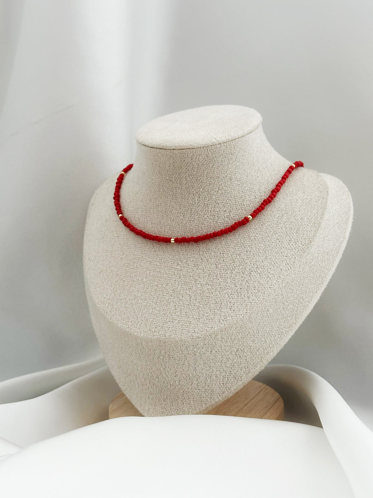 Ruby Gold Pearl Kette – Rote Perlenkette mit goldenen Akzenten | Elegante Halskette Damen