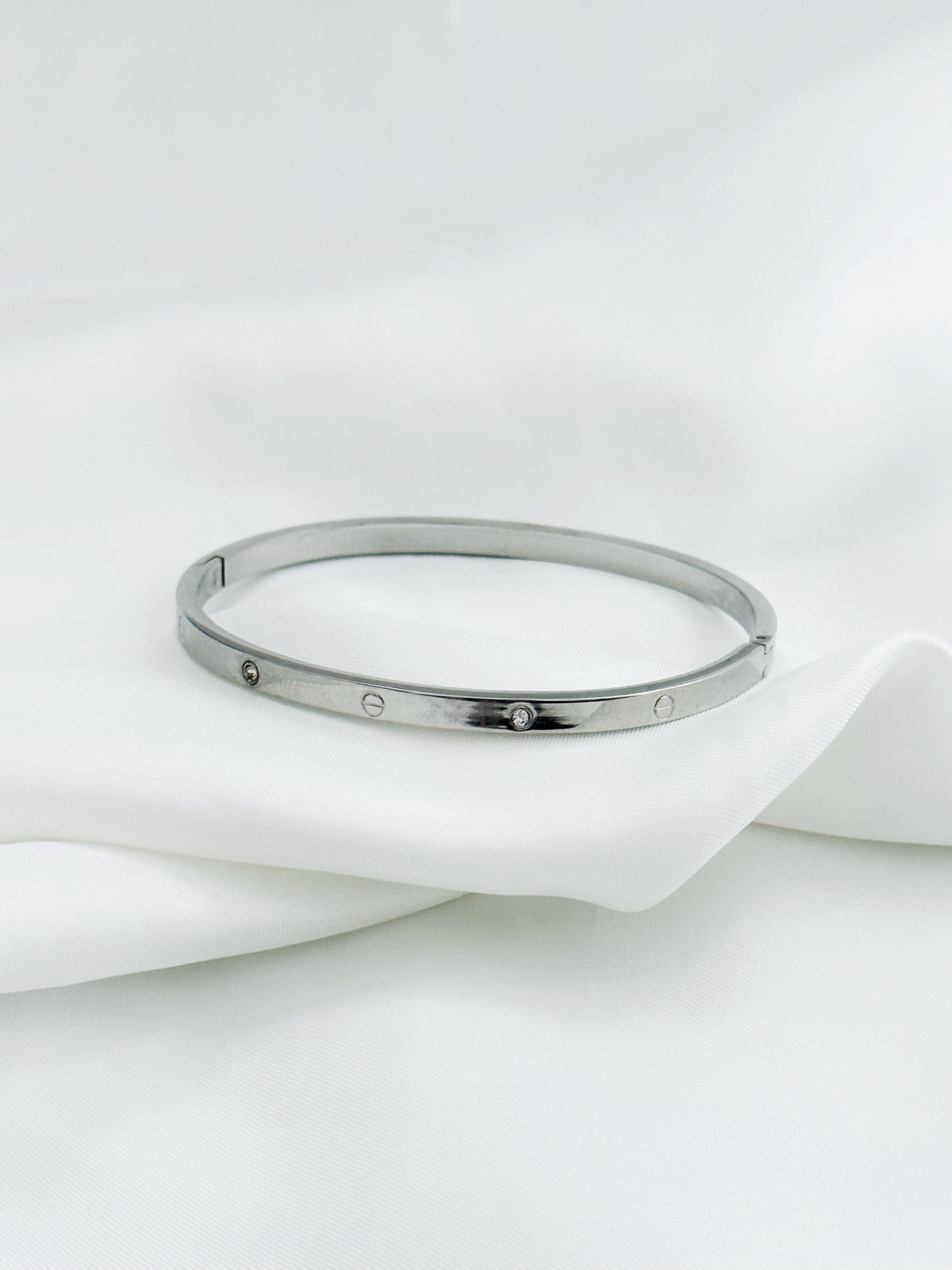 Elia Armreifen aus Edelstahl in Gold – handgemachter Schmuck