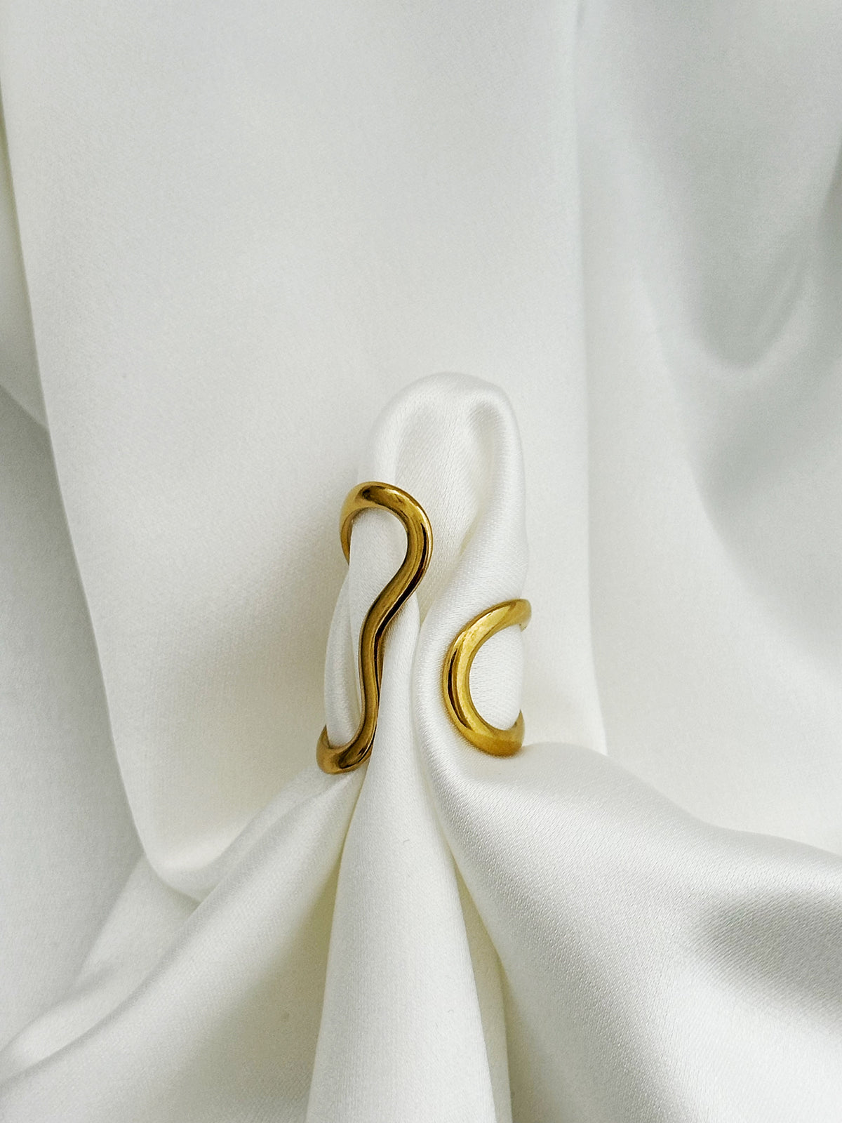 Goldener verstellbarer Statement Ring
2. Offener Edelstahl Ring in Gold
3. Unregelmäßiger Statement Ring für Damen