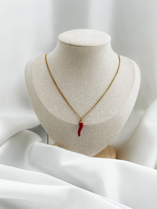 Goldfarbene Edelstahl Halskette mit rotem Cornicello Anhänger, Italienisches Glückssymbol Cornicello Halskette, Wasserfeste Edelstahlkette mit rotem Chili Anhänger, Goldene Halskette mit italienischem Glücksbringer, Handgefertigte Cornicello Kette für Damen