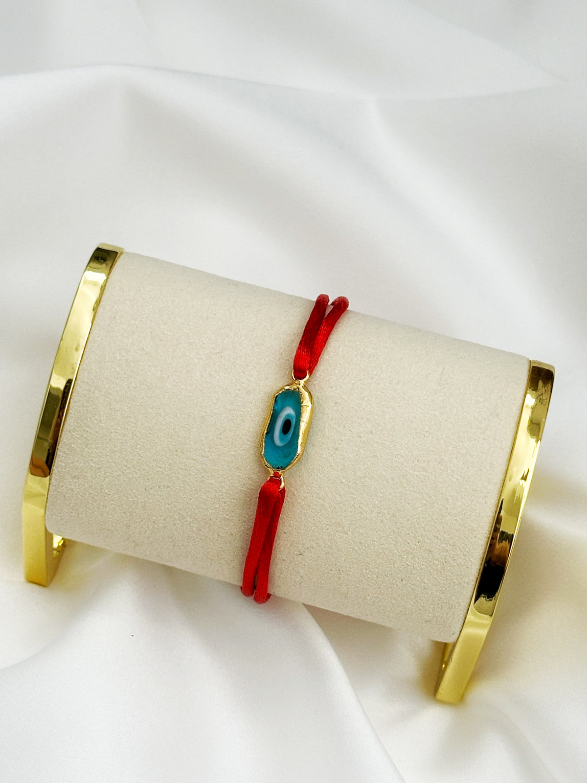 1. Rotes Nazar Armband mit türkisem Auge
2. Verstellbares Evil Eye Armband in Rot
3. Detailaufnahme des türkisen Nazar-Anhängers