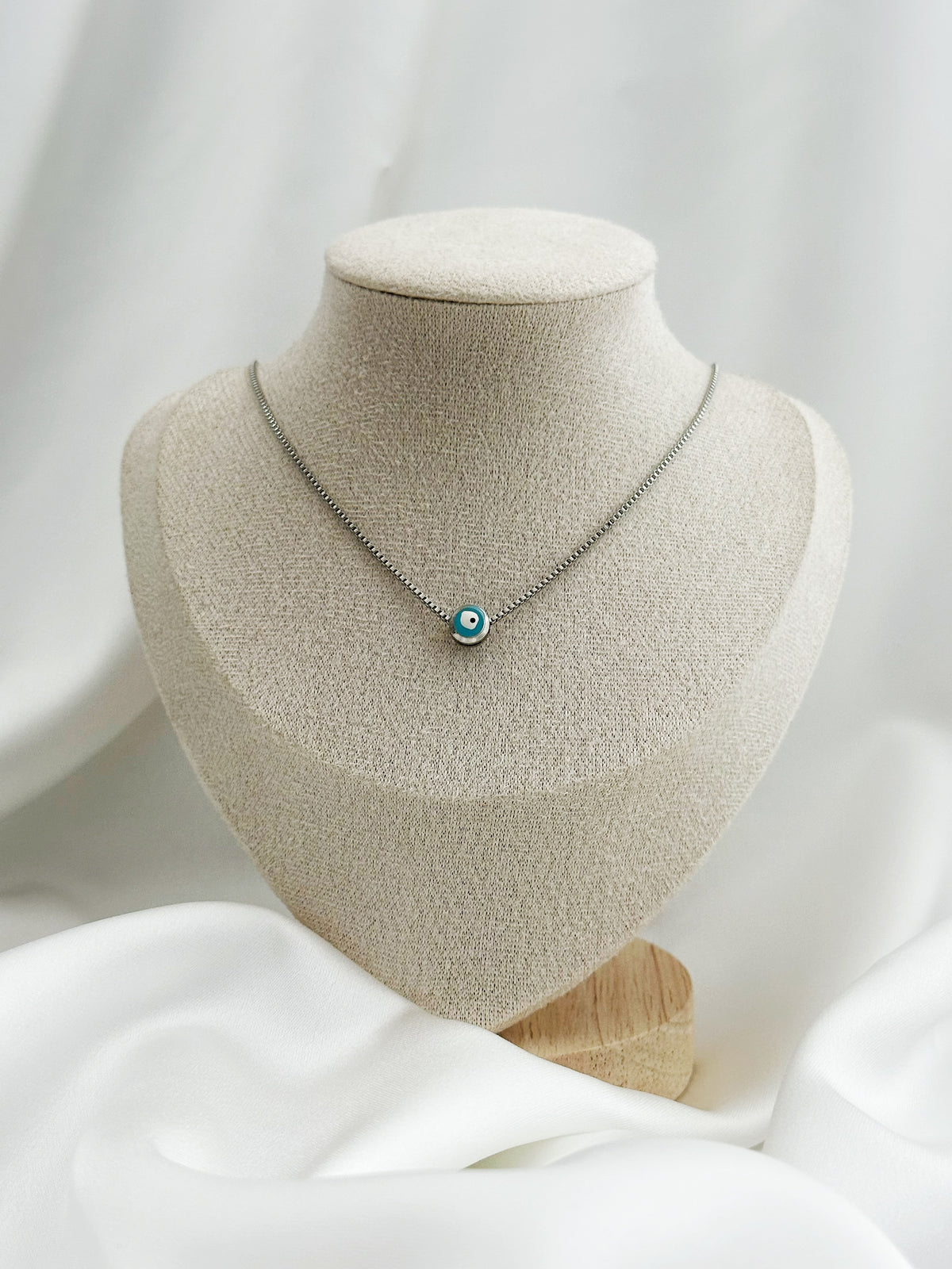 Silberne Nazar-Kette aus Edelstahl
2. Minimalistische Evil Eye Halskette
3. Detailaufnahme des Nazar-Anhängers