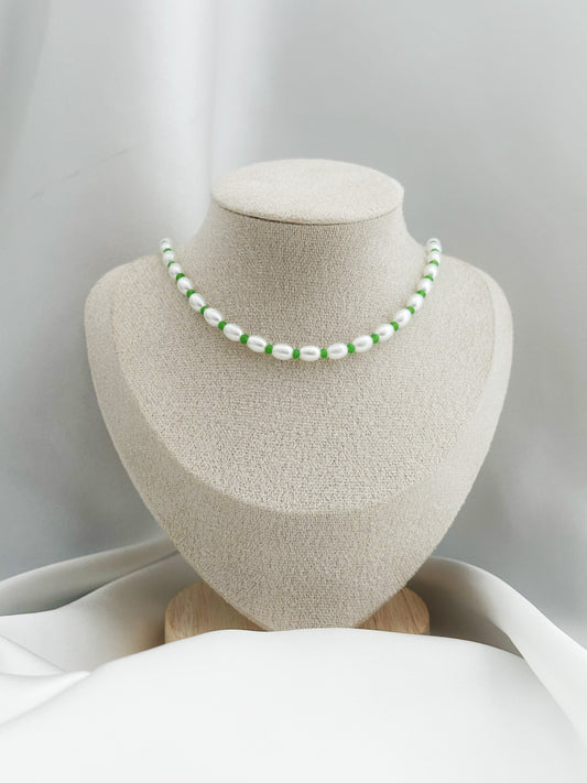 Weiße Perlenkette mit grünen Akzenten, Eleganter Perlenschmuck Damen, Garden Pearl Halskette